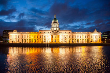 Fototapeta premium Urząd celny nocą, Dublin, Irlandia