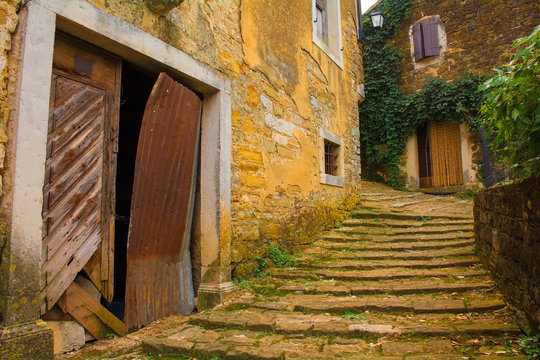Fototapeta A street in the historic hill village of Oprtalj in Istria, Croatia  