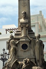 Obraz premium Monument to don Claudio Lopez, Marquis de Comillas on the square of the ancient sea city of Cadiz.