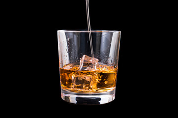 Edler Whisky im Whiskyglas mit Eiswürfel