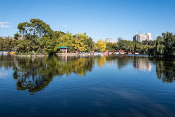 Fototapeta na wymiar Blue lake in the public park