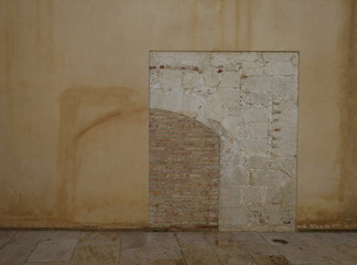 Porte voutée murée