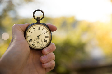 Retro Taschenuhr in Männerhand, Symbol für Zeit, Textfreiraum