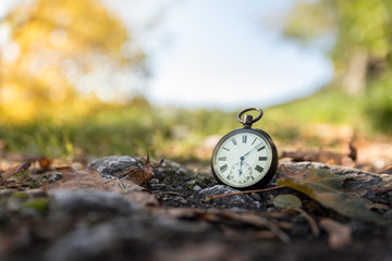 Retro Taschenuhr auf Steinuntergrund, draußen, Symbol für Zeit