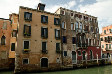 Fototapeta na wymiar Scenic architecture along the Grand Canal at Dorsoduro, Venice
