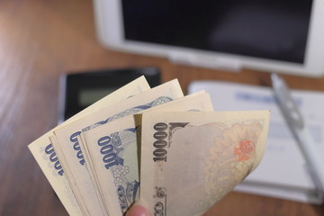 お金(日本の紙幣)を数える人
