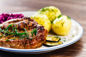 Grilled steak with potatoes and vegetables
