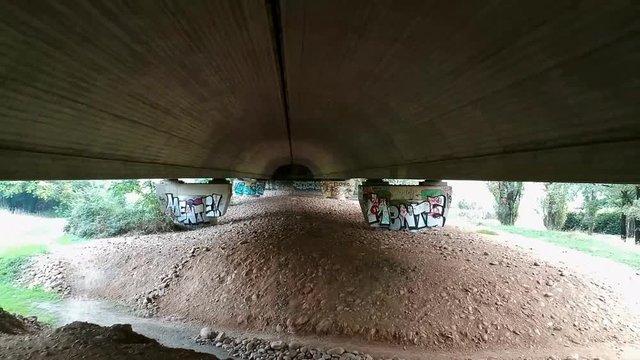 Drone in volo sotto un ponte