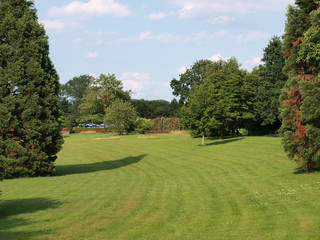 Lörrach Grüttpark im Südwesten Baden-Württembergs. Naturlehrpfad und Landschaftspark im Grütt mit kleinem See, wald, wiesen und Rosengarten