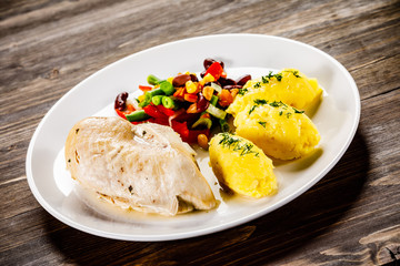 Grilled chicken fillet and vegetables