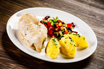 Grilled chicken fillet and vegetables