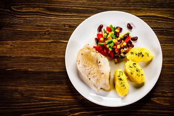 Grilled chicken fillet and vegetables