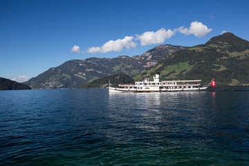 Obraz premium White boat with passengers on a lake in Switzerland