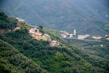 Fototapeta premium Stara wieś na wzgórzach w Ligurii we Włoszech