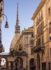 mole antonelliana da vicolo di torino con cielo blu