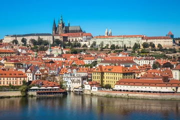 Zelfklevend Fotobehang Oude stad van Praag en het kasteel van Praag, Tsjechië. © nadianb