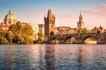 Naklejka premium Most Karola i wieża widokowa w Pradze, Czechy.