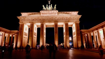Brandenburger Tor in Berlin bei Nacht, Quadriga © Omm-on-tour