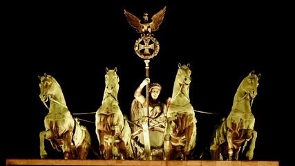 Brandenburger Tor in Berlin bei Nacht, Quadriga © Omm-on-tour