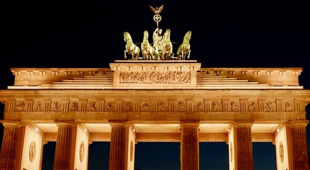 Brandenburger Tor in Berlin bei Nacht, Quadriga © Omm-on-tour