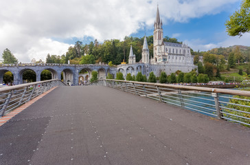 basilique Notre-Dame-du-Rosaire à Lourdes, vue prise du pont enjambant le Gave de Pau