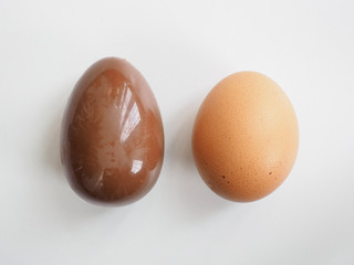 Hühnerei und Schokoladenei