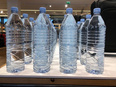 4 lignes de bouteilles d'eau