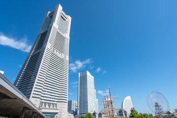 横浜ランドマークタワーとみなとみらいの風景