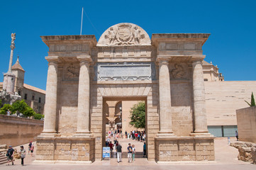 Fototapeta na wymiar Puerta del Puente, Córdoba, Andalusien, Spanien