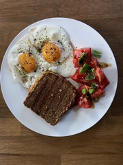 Frühstück und Brunch mit getoastetem Sandwich, Spiegeleiern und Tomaten