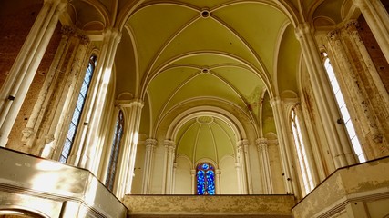 Blaues Fenster in alter Kirche