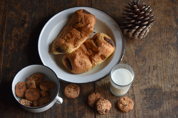 Napolitanas de chocolate, leche con galletas