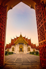 Naklejka premium Wat Benchamabophit, marmurowa świątynia jedna z punktów orientacyjnych stolicy tajlandii w bangkoku