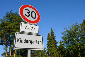 30 Zone, Kindergarten, Schild, Verkehrsschild, Verkehrsberuhigung, Tempobegrenzung, Sicherheit,...