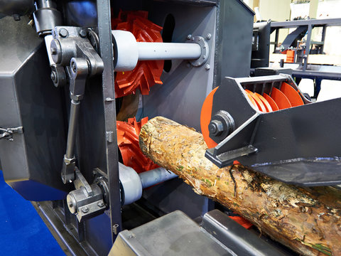 Log in wood working machine