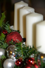 Adventsgesteck mit wei&szlig;en Kerzen, Kugeln und Tannengr&uuml;n