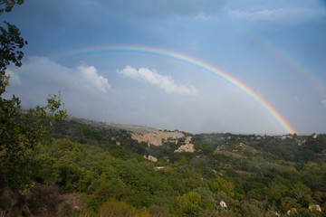 Regenbogen über den Orgues von Ille sur Tet in den Pyrenäen