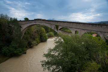Fototapeta na wymiar Steinbrücke Pont de Diable von Ceret in den Pyrenäen