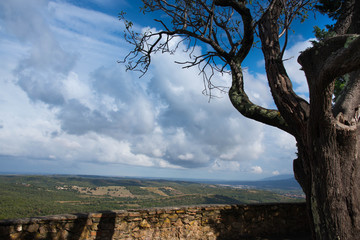 Regenbogen über den Orgues von Ille sur Tet in den Pyrenäen