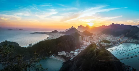 Photo sur Plexiglas Copacabana, Rio de Janeiro, Brésil Vue aérienne de la côte de Rio de Janeiro avec Copacabana, plage de Praia Vermelha, Urca et montagne du Corcovado au coucher du soleil - Rio de Janeiro, Brésil