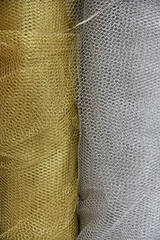 Tulle grillagé or et argent