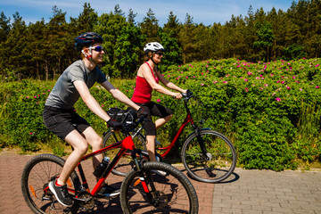 Obraz premium Healthy lifestyle - people riding bicycles