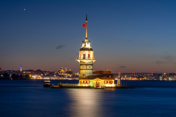 Fototapeta premium Maiden's Tower or Kiz Kulesi located in the middle of Bosporus, Istanbul 