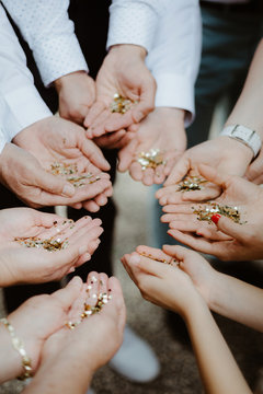 C&eacute;l&eacute;bration en famille avec des paillettes dans les mains