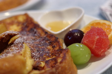 2人分のフレンチトーストとフルーツとハートのハチミツ