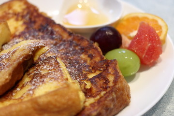 フレンチトーストとフルーツとハートの蜂蜜	