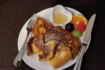 フレンチトーストとフルーツとハートの蜂蜜
