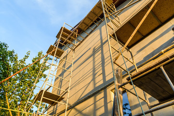 Obraz premium Insulation of the house with styrofoam. Scaffold on building