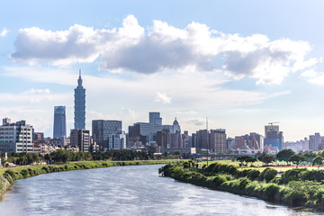 Obraz premium Taipei, Taiwan - September 13, 2018:Serenity cityscape with skyscraper and river in Taipei, Taiwan.