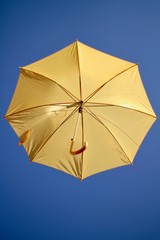ombrello aperto colorato sotto il cielo sereno azzurro